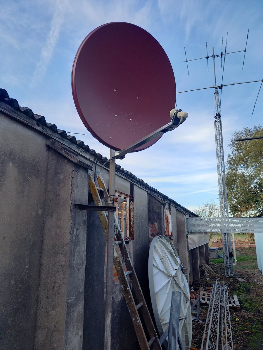 M0GIW's tweet photo. Lots of Antenna Work coming together at #FinningleyARS #QO100 and #LEO sat station. #xquad #wimo #G0GHK https://t.co/yMEZqmY9tn