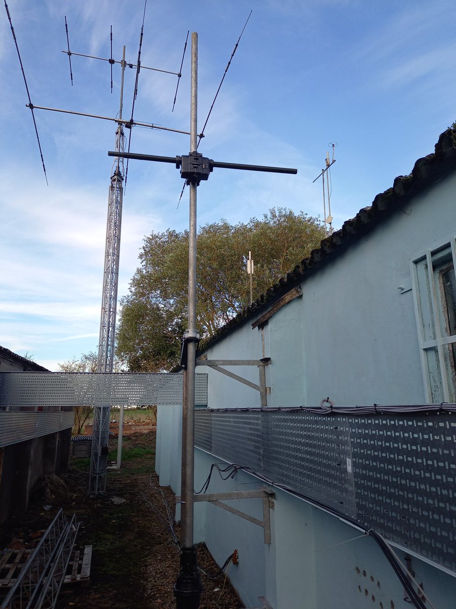 M0GIW's tweet photo. Lots of Antenna Work coming together at #FinningleyARS #QO100 and #LEO sat station. #xquad #wimo #G0GHK https://t.co/yMEZqmY9tn