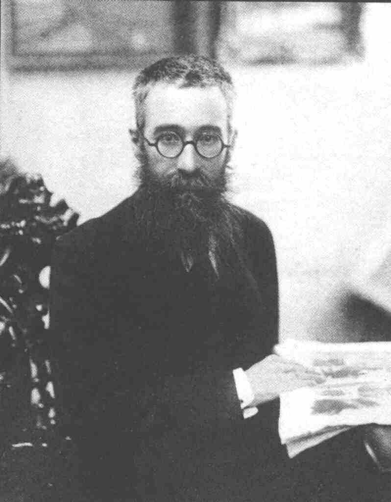 "El ciego se entera mejor de las cosas del mundo, los ojos son unos ilusionados embusteros". 📚 Ramón del Valle-Inclán. 📷 Fotografía tomada en París, año 1916. #Efemerides #Cultura