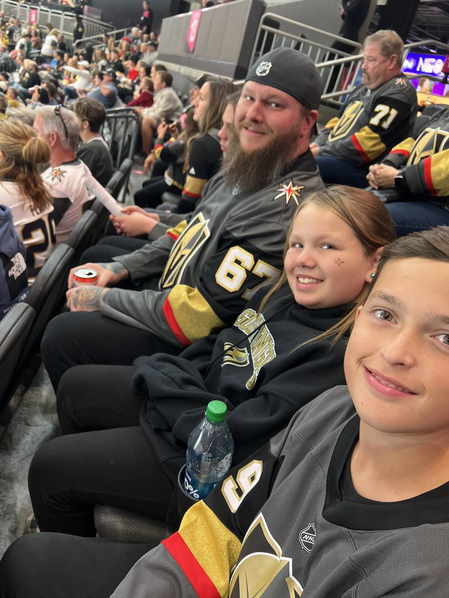 JessicaBarrNV's tweet photo. First Knights game for Ru! #TheGoldenAge  @GoldenKnights https://t.co/z6wq4DNqvW