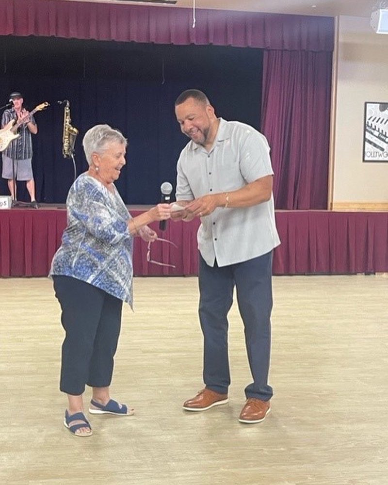 OFH Manager George Denby was thrilled to join the Women’s Club of Kings Ridge to support the Orlando Fisher House- an event that included over 20 raffled items, dancing, snacks and an outstanding musician! The wonderful ladies raised $2375.00 for the OFH and our families! 🇺🇸❤️