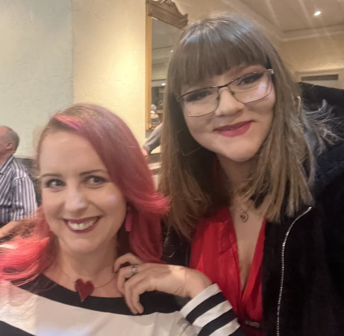 ElaineMaySmith's tweet photo. Standing room only, fantastic speakers, and renewed hope for a successful independent 🏴󠁧󠁢󠁳󠁣󠁴󠁿#Scotland at the #WeeAlbaBook event hosted by @AlbaPartyDundee this evening 
#albastandsforscotland 
#thegoodthebraveandthegorgeous https://t.co/hKPF3Xx7tT