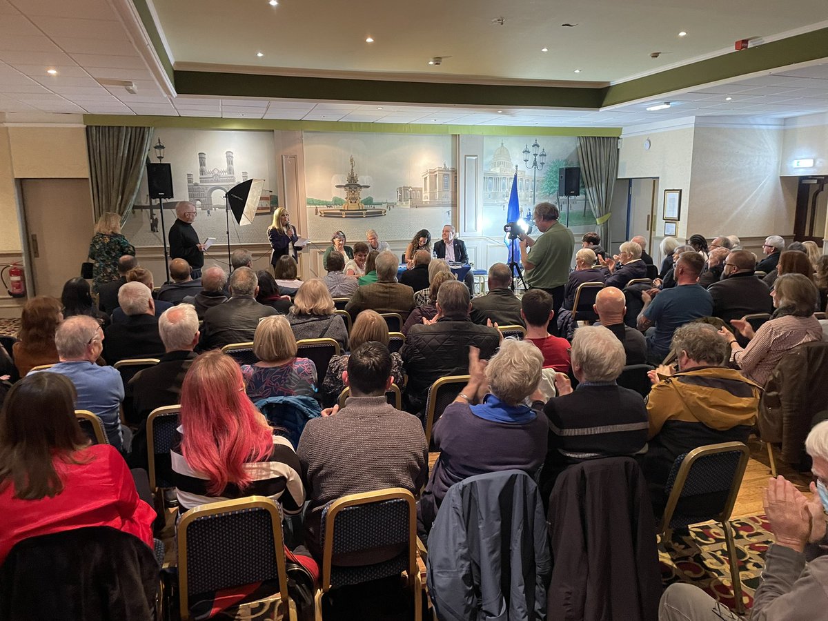 ElaineMaySmith's tweet photo. Standing room only, fantastic speakers, and renewed hope for a successful independent 🏴󠁧󠁢󠁳󠁣󠁴󠁿#Scotland at the #WeeAlbaBook event hosted by @AlbaPartyDundee this evening 
#albastandsforscotland 
#thegoodthebraveandthegorgeous https://t.co/hKPF3Xx7tT
