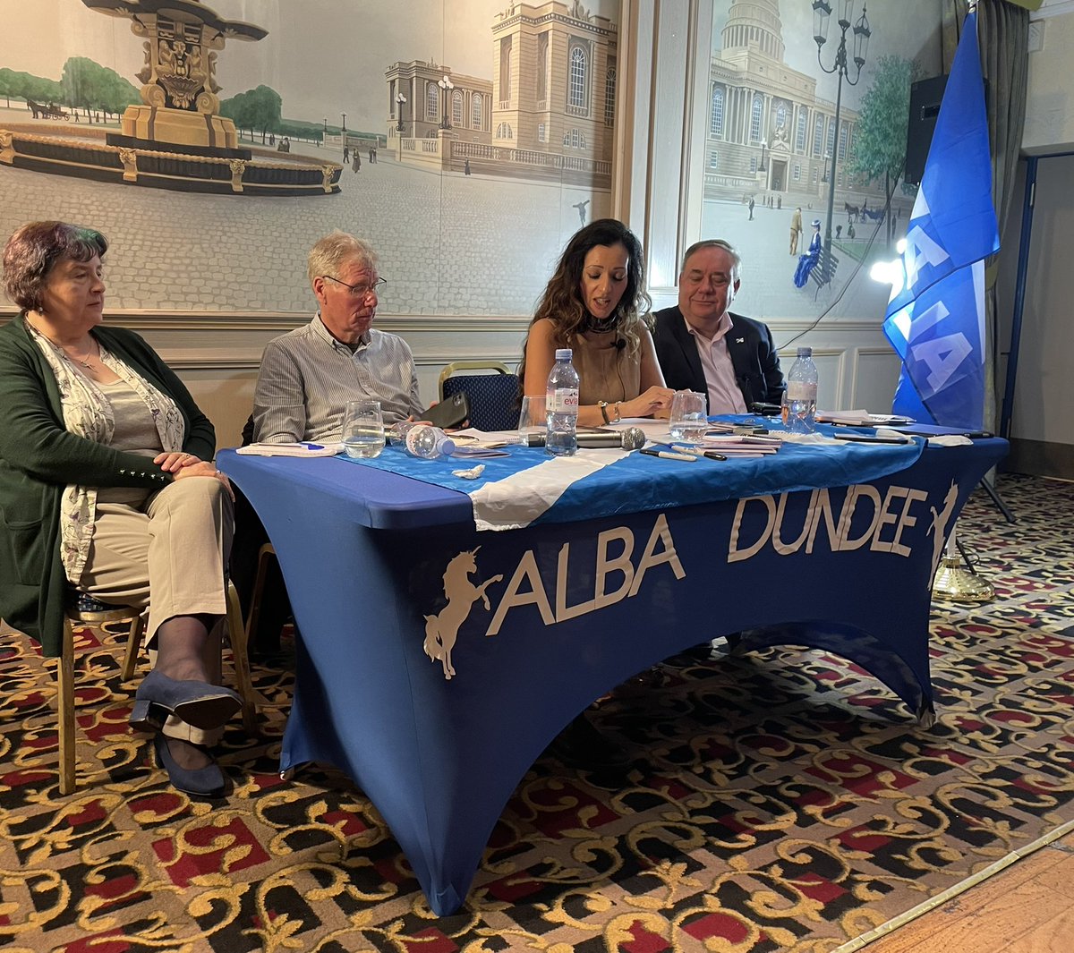 ElaineMaySmith's tweet photo. Standing room only, fantastic speakers, and renewed hope for a successful independent 🏴󠁧󠁢󠁳󠁣󠁴󠁿#Scotland at the #WeeAlbaBook event hosted by @AlbaPartyDundee this evening 
#albastandsforscotland 
#thegoodthebraveandthegorgeous https://t.co/hKPF3Xx7tT