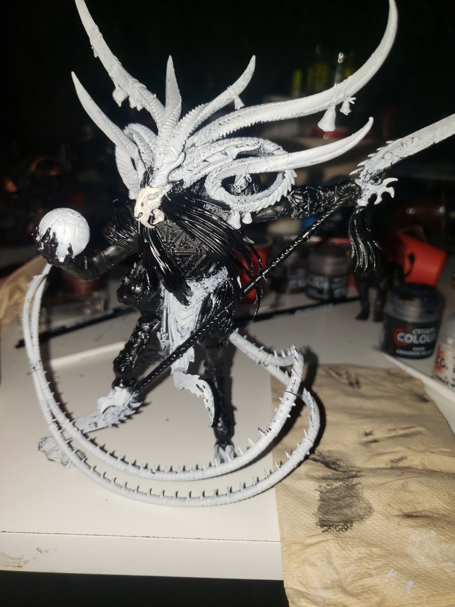 AshTeShortDogo's tweet photo. Started getting into warhammer painting 
Not particularly interested in the game itself just weird but cool looking figure 
Progress to finish of my Vermin Lord https://t.co/ZX0hQlgT3a