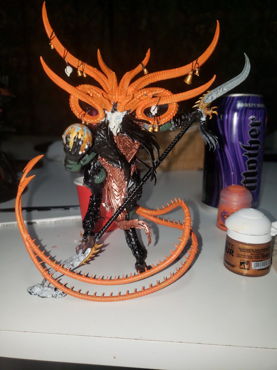 AshTeShortDogo's tweet photo. Started getting into warhammer painting 
Not particularly interested in the game itself just weird but cool looking figure 
Progress to finish of my Vermin Lord https://t.co/ZX0hQlgT3a