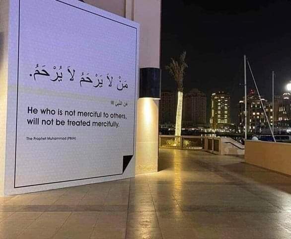 benamar31's tweet photo. عندما يطالبونك بالتخلي عن قيمك..دافع عنها!بل وأكثر من صور الدفاع عنها!
العالمية لا تعني التخلي عن الهوية!
أنت ناجح لأنك أنت وليس مثلما يريدون لك أن تكون!
وصلى الله وسلم على سيدنا ونبينا محمد.
(صور جداريات مكتوب عليها أحاديث نبوية مترجمة في الدوحة التي تستعد للمونديال)
برافو #قطر https://t.co/4ehF0S3z5w