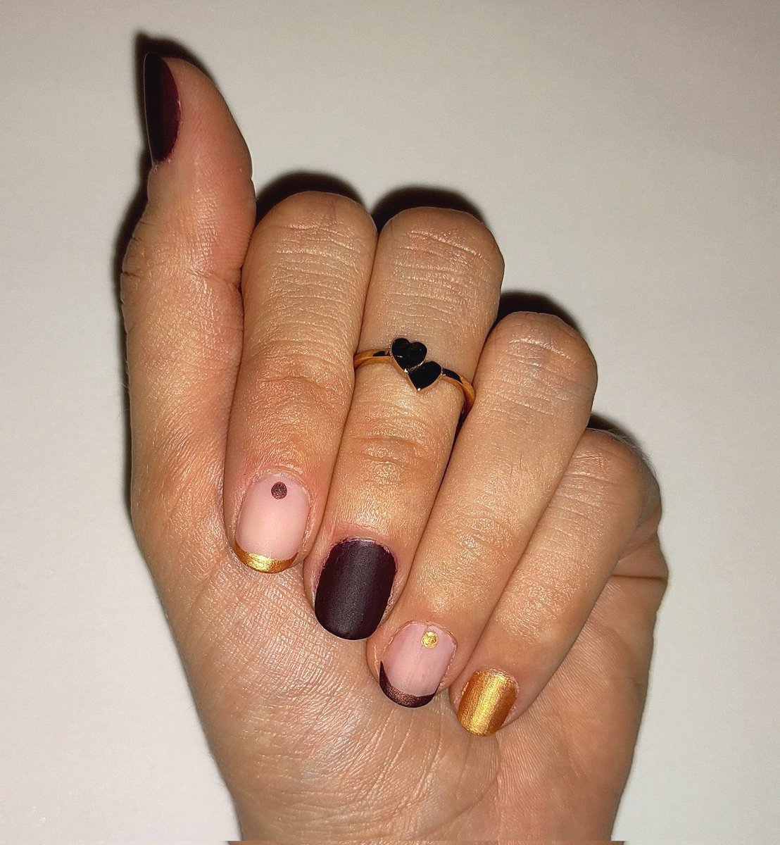 Diana_Diix's tweet photo. Manicura otoñal 🍂🍁 en mate.
#manicure #nailart #manicureathome #manicuraotoñal #manicureautumn #mattenails #frenchmanicure #catrice #pinkduck #deliplus #ovalnails https://t.co/DxSPj6rplD