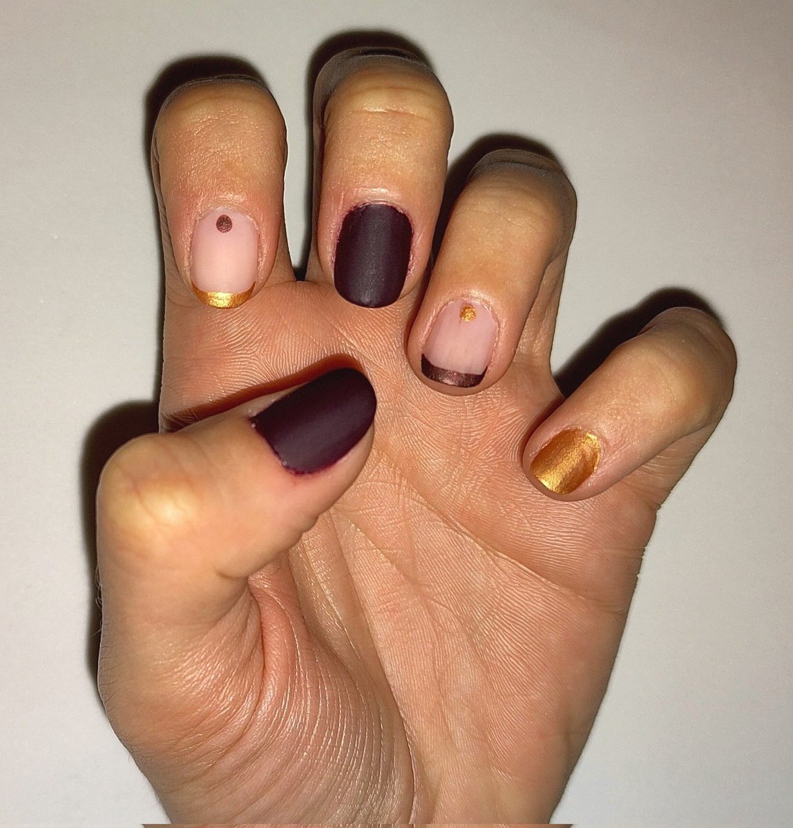 Diana_Diix's tweet photo. Manicura otoñal 🍂🍁 en mate.
#manicure #nailart #manicureathome #manicuraotoñal #manicureautumn #mattenails #frenchmanicure #catrice #pinkduck #deliplus #ovalnails https://t.co/DxSPj6rplD