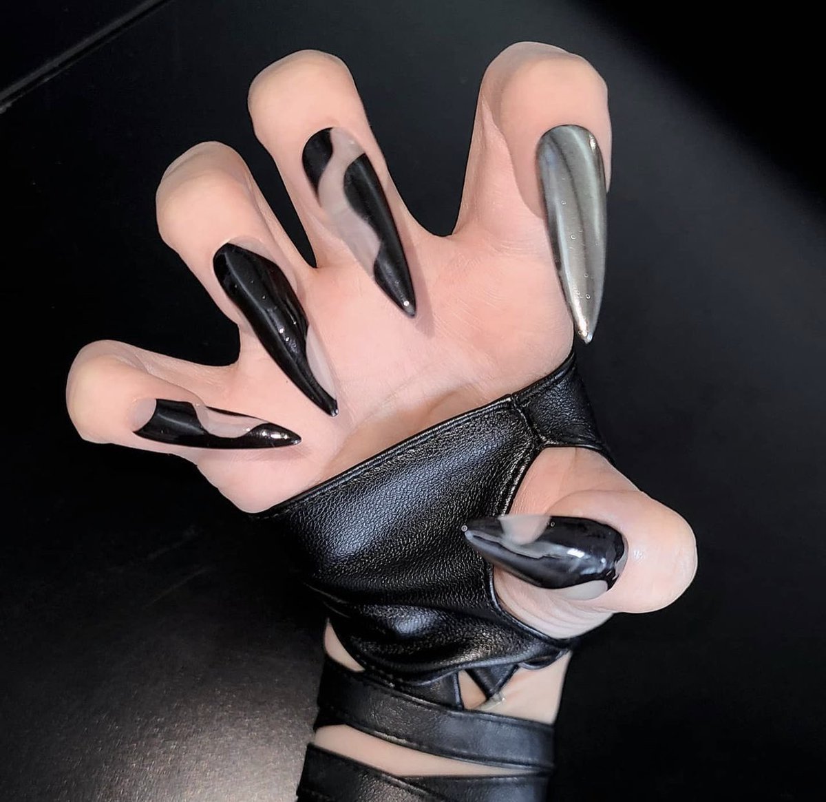 Con estas uñas de pantera es con las que planeo rasguñar a todo aquello que me quiera robar mi spot en primera fila porque en el #𝑝erfect𖥧𖤣𝚍ebut yo merezco el mejor asiento diaponible, soporten 💋 la #𝑓lavor𔓘pärty no se acaba hasta que anden de patas tembleques! (,,>﹏<,,)