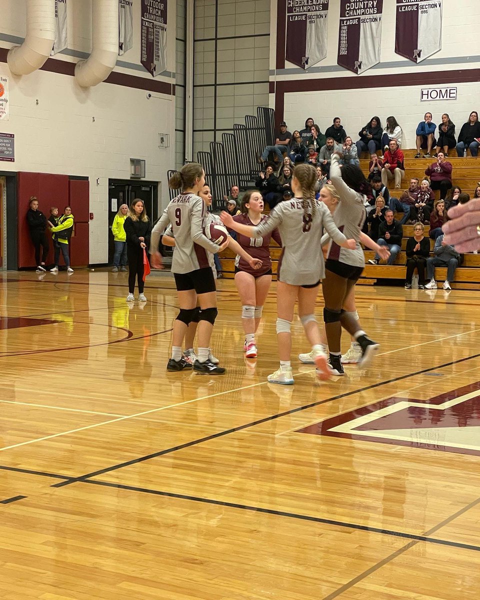 NewarkAthletics's tweet photo. Newark takes the first set 25-18 ๐ฆ #GoREDS #GREATTEAMATES https://t.co/9X5kziw4Me