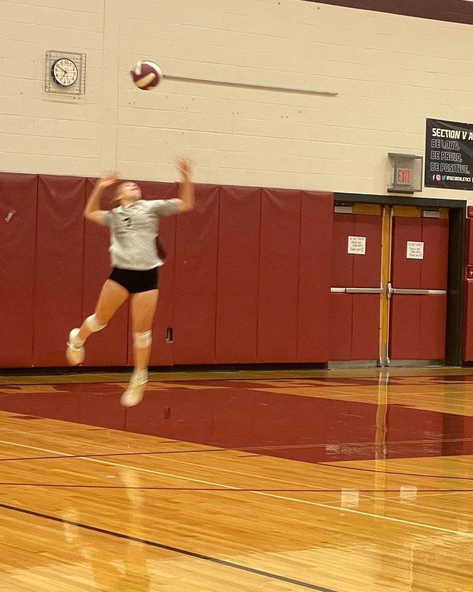 NewarkAthletics's tweet photo. Newark takes the first set 25-18 ๐ฆ #GoREDS #GREATTEAMATES https://t.co/9X5kziw4Me