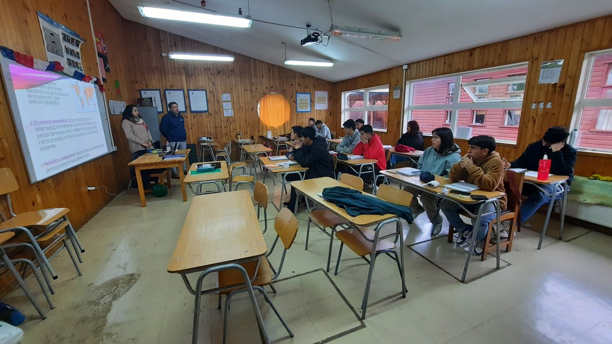 Sencerios's tweet photo. #Panguipulli | Felices nos recibieron los alumn@s de 4° medio del Liceo People Help People de #Pullinque para conversar del curso #Sence "Cuidados básicos del ganado ovino, bovino y equino" 🐑🐄🐴, y que les permitirá hacer práctica laboral en importantes empresas de la zona👏. https://t.co/rkgYqTXkan