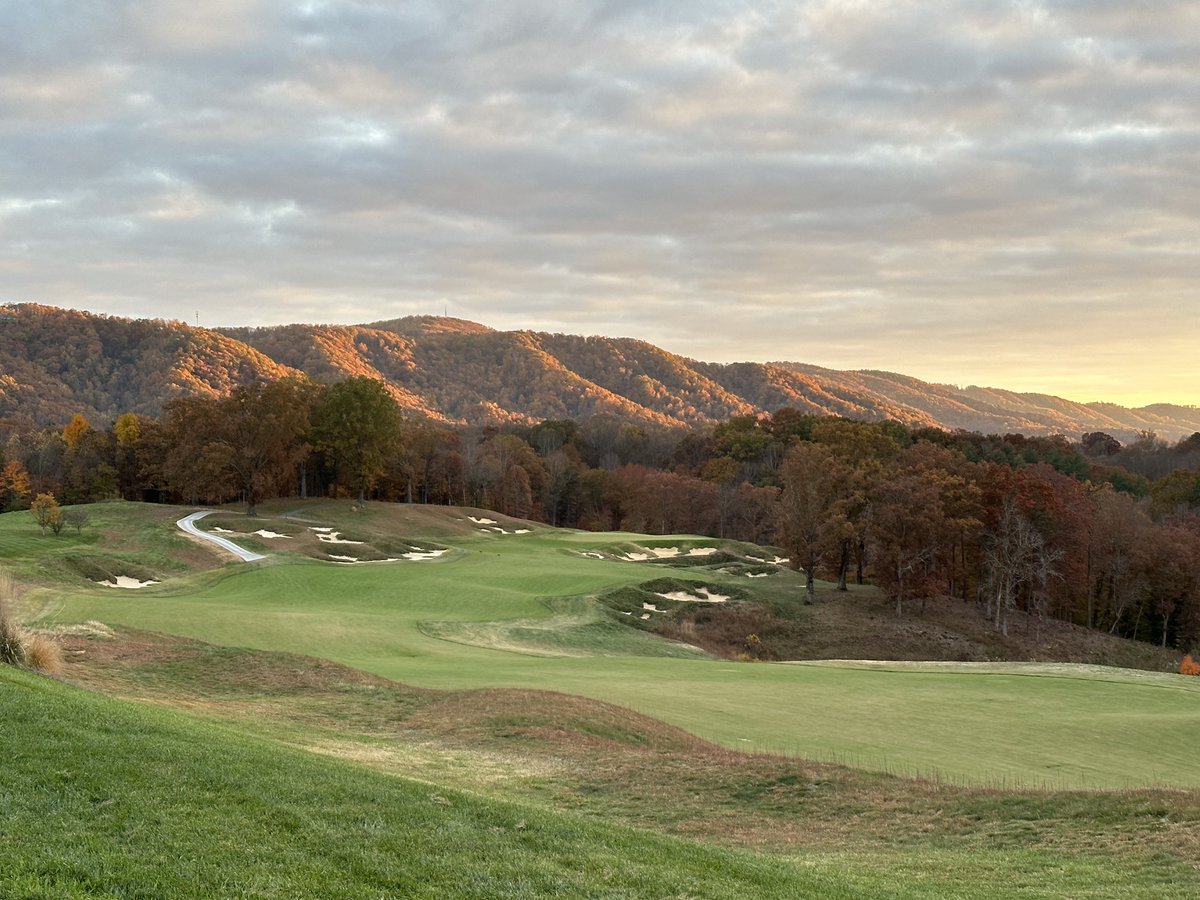 BillBkirk's tweet photo. Incredible fall evening overlooking the 18th fairway at Ballyhack in Southwest Virginia. ⁦@ballyhackgolf⁩ ⁦@DormieNetwork⁩ https://t.co/vEcIPrmmOG