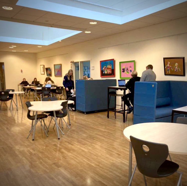 #twlz 
Mehr Eindrücke aus verschiedenen dänischen Schulen: Lehrerzimmer ohne Papier, offene Klassenzimmer mit Sofaecken, überall stehen gemütliche Sitzecken, in denen SuS lernen… einfach so! 
Überall herrscht eine lockere Atmosphäre des Vertrauens. Es braucht gar nicht so viel…