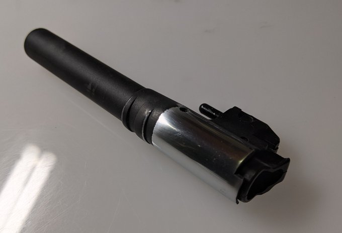 バレルカットしたりサイト変えたりしたBATON製SILENT HAWK のチャンバー外側の塗装を削り落としシルバーにする。
これで民間品カスタムガバっぽくなった気がする☺️ 