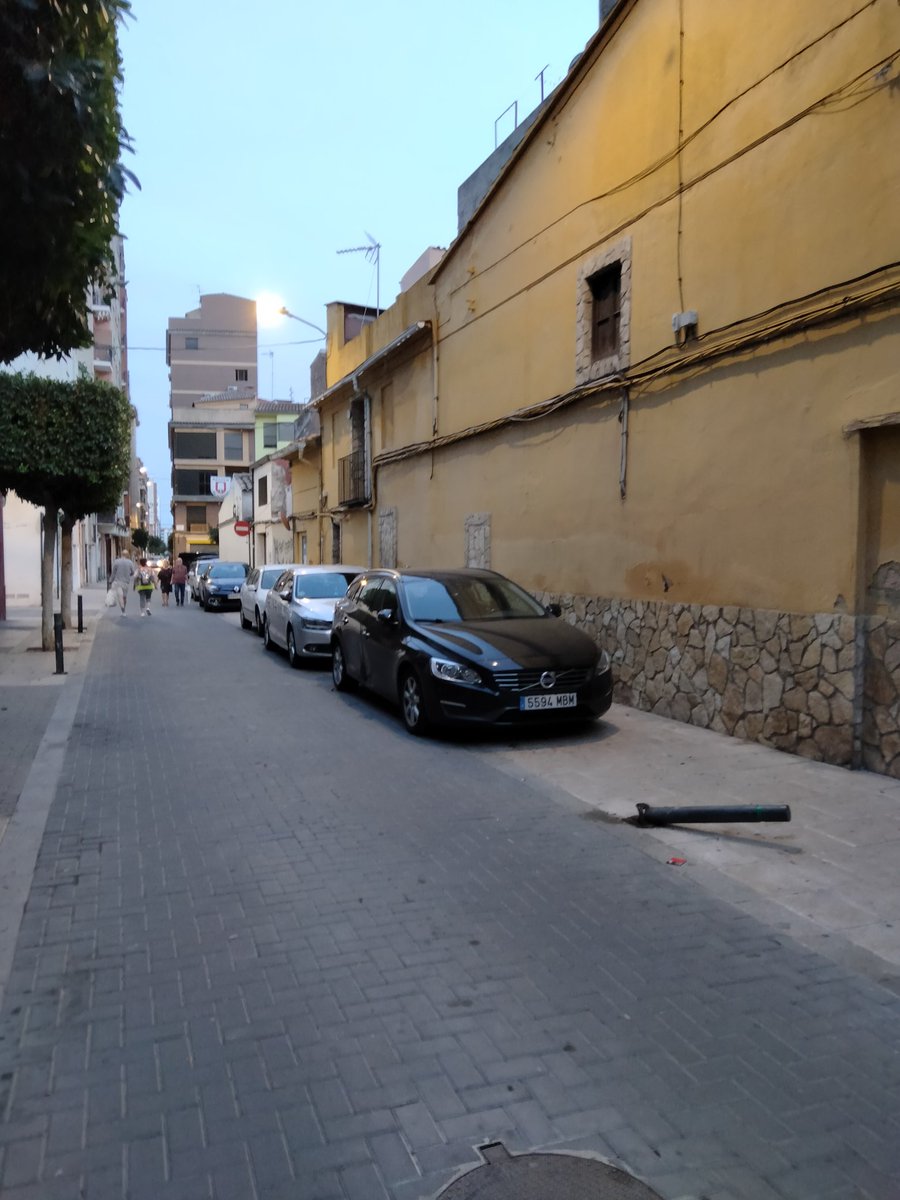 jesuso's tweet photo. Avui pugem un puntet l'incivisme amb un cotxe més. Quan caiguen del tot els pilons dels extrems encara en cabran més.
#pilons
#bolardos
#culturadelcotxe
#cochismo
#mobilitat
#incivisme https://t.co/Zg15jkP2C3