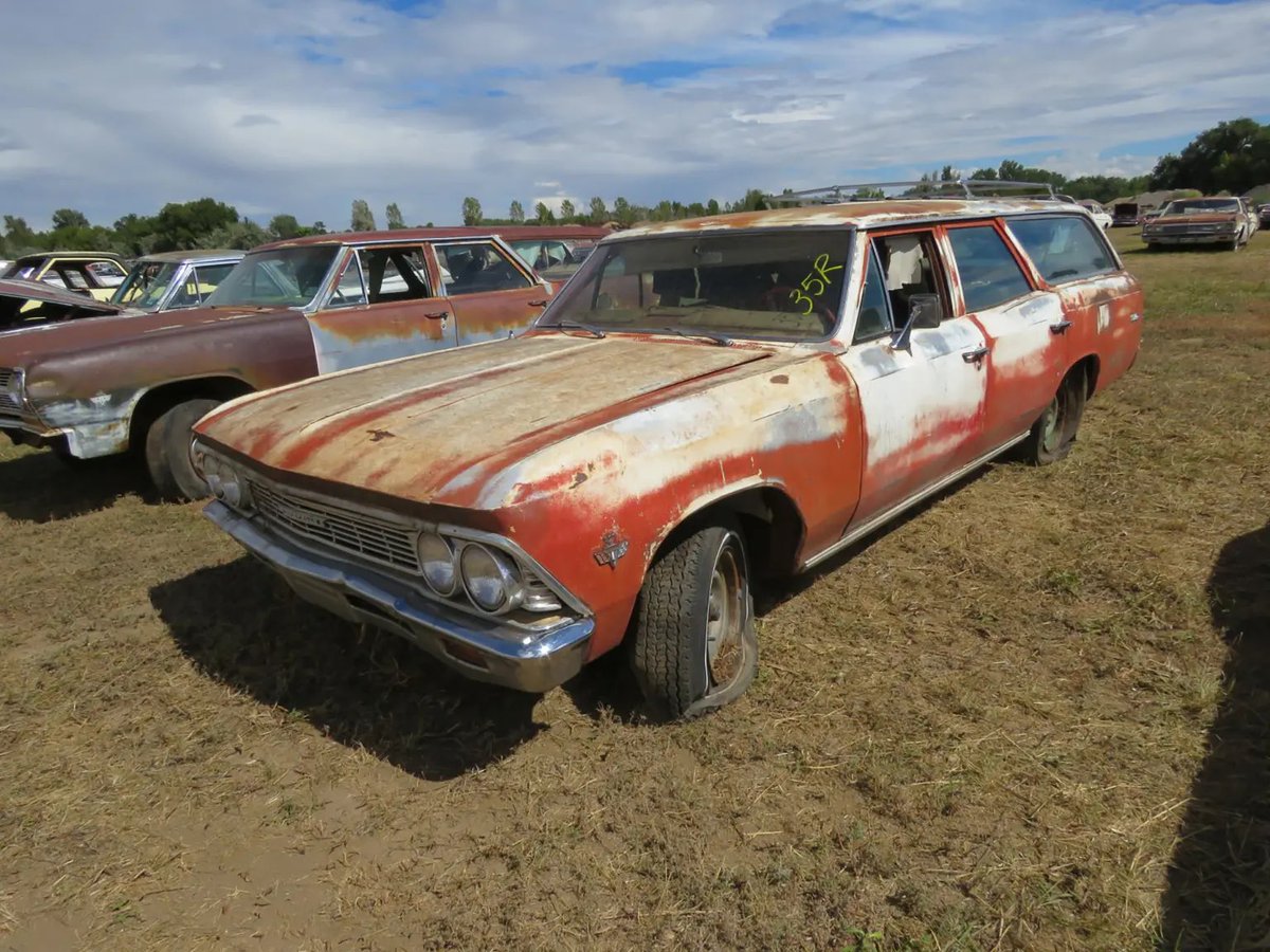 TheNorskaPaul's tweet photo. Towing & repair company owner Randy Milan of Fort Collins, #Colorado has amassed a collection of 325 cars.
Among them are 285 #Chevrolets & 90 from just 1959 & 1960 and selling them off at a giant auction.
There’s money there for someone. #ClassicCars 💰 https://t.co/l7c7n2WIfl