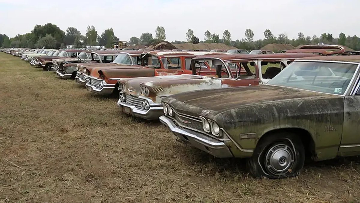 TheNorskaPaul's tweet photo. Towing & repair company owner Randy Milan of Fort Collins, #Colorado has amassed a collection of 325 cars.
Among them are 285 #Chevrolets & 90 from just 1959 & 1960 and selling them off at a giant auction.
There’s money there for someone. #ClassicCars 💰 https://t.co/l7c7n2WIfl