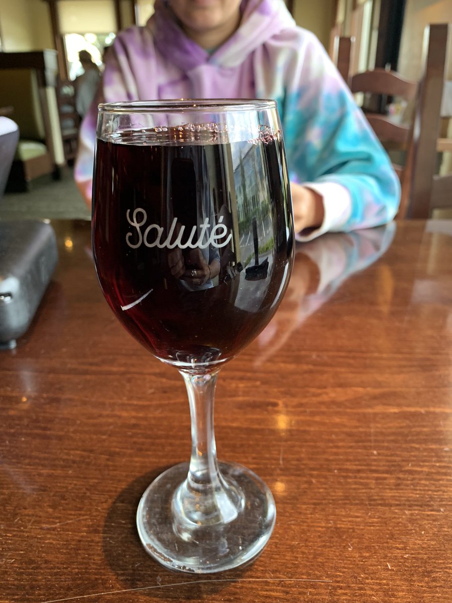 Kristen_Arnett's tweet photo. truly incredible pour today over at the olive garden https://t.co/QOpPrdQYqz