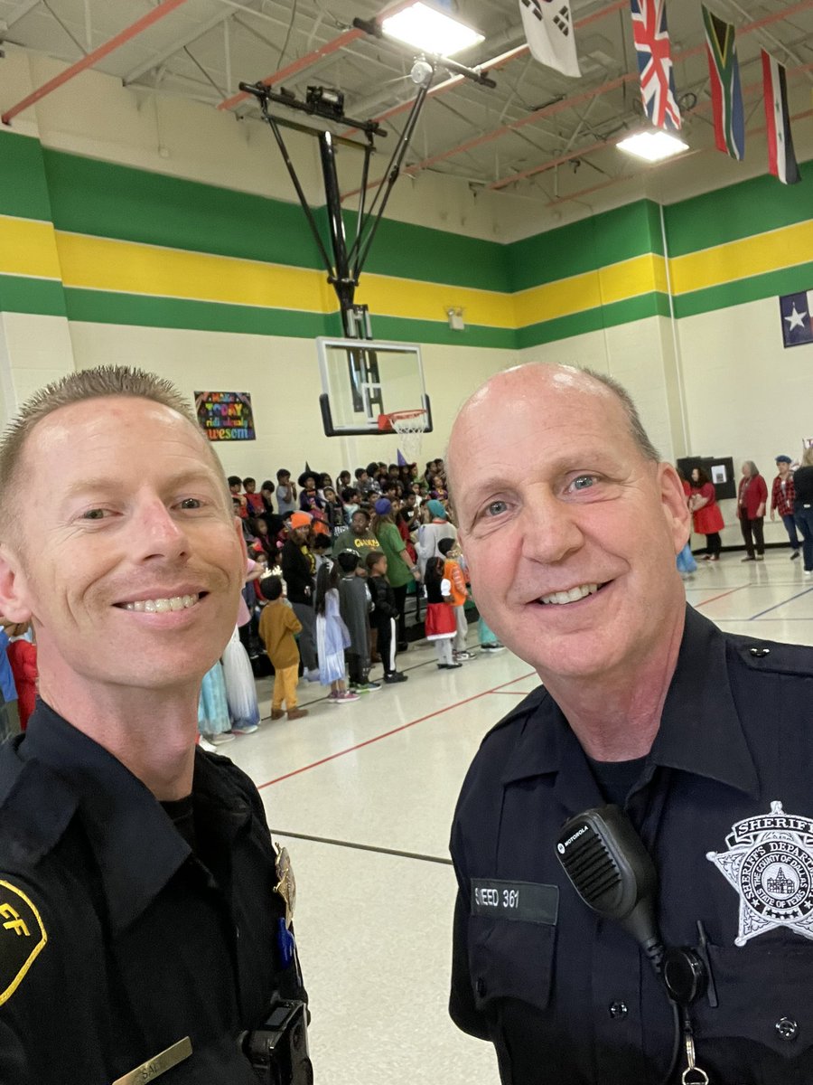 Great ending to an awesome #RedRibbonWeek!!! @Dsneed4 and I got to answer questions from some @VRE_STARS learners at the spirit assembly. @Coppellisd