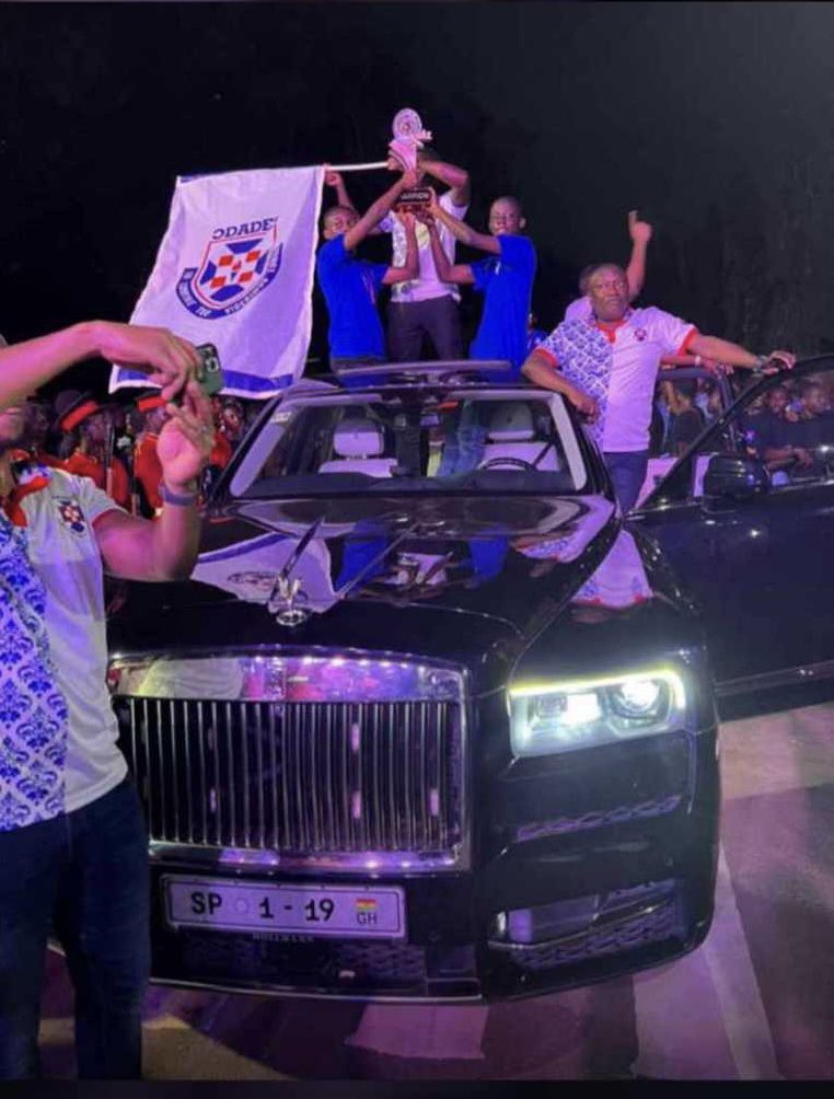 GeorgeAnagli's tweet photo. Broo, Presec is a school!! What a celebration! 💙💙 https://t.co/9eYpOrWlSV