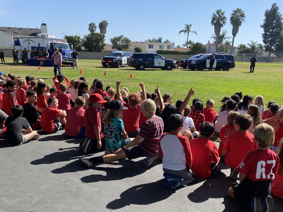 MrsWellsHB's tweet photo. Celebrating Red Ribbon Week with HBPD and the DEA! How lucky are we?!?! We live Drug Free!  #hbpd #HBCSchools https://t.co/AcPk1HRcLW