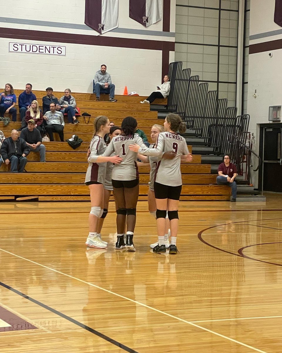 NewarkAthletics's tweet photo. Newark takes the second set 25-18 ๐ฆ #GoREDS #GREATTEAMATES https://t.co/L2mkawkcuO