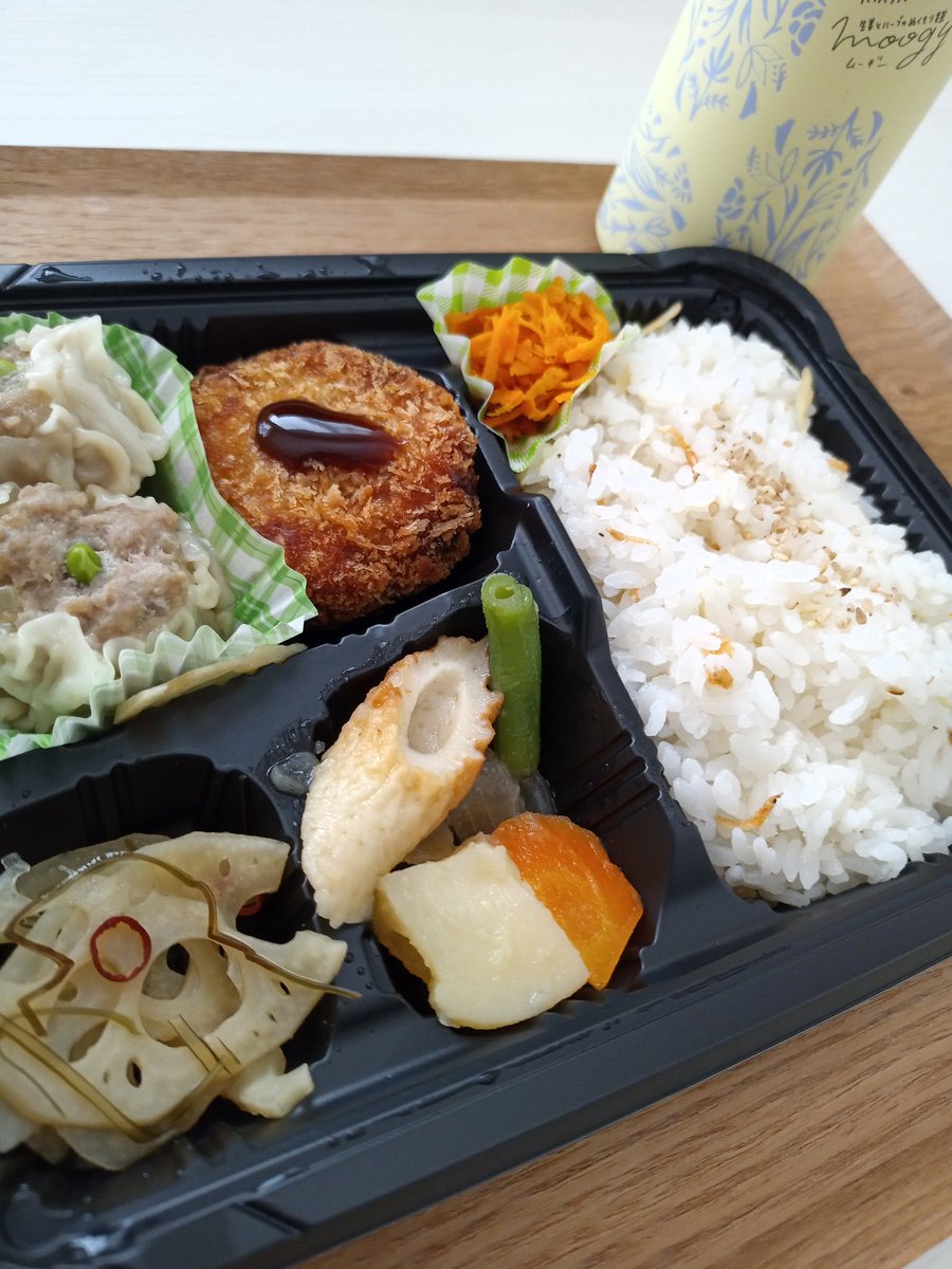 takeda_home's tweet photo. 🤗夏見台の #コトリデリ🤗
女性オーナーが作るお弁当屋さん🍱
メイン2種を自分で選び、詰めてくれます💕
副菜もカレー風味のスパイスシリシリなどアクセントのある味付け。こういうのが嬉しいな✨
店内で買えるしょうが風味のハーブ麦茶 #moogy と一緒に👍
あがる〜!
#船橋 https://t.co/E9jRnSSXJL