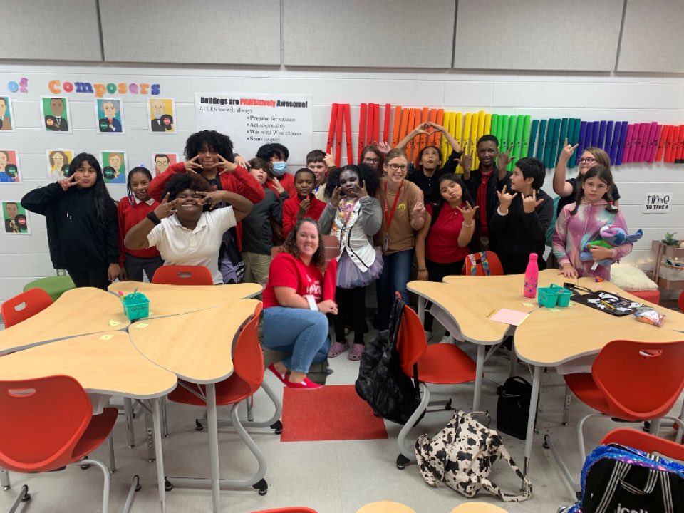lovedaanielle's tweet photo. Name a better 6th grade class…I’ll wait ✌🏼💙 D206 took home the W for best pumpkin 2022 (on our floor) https://t.co/gNcSCd3jNw