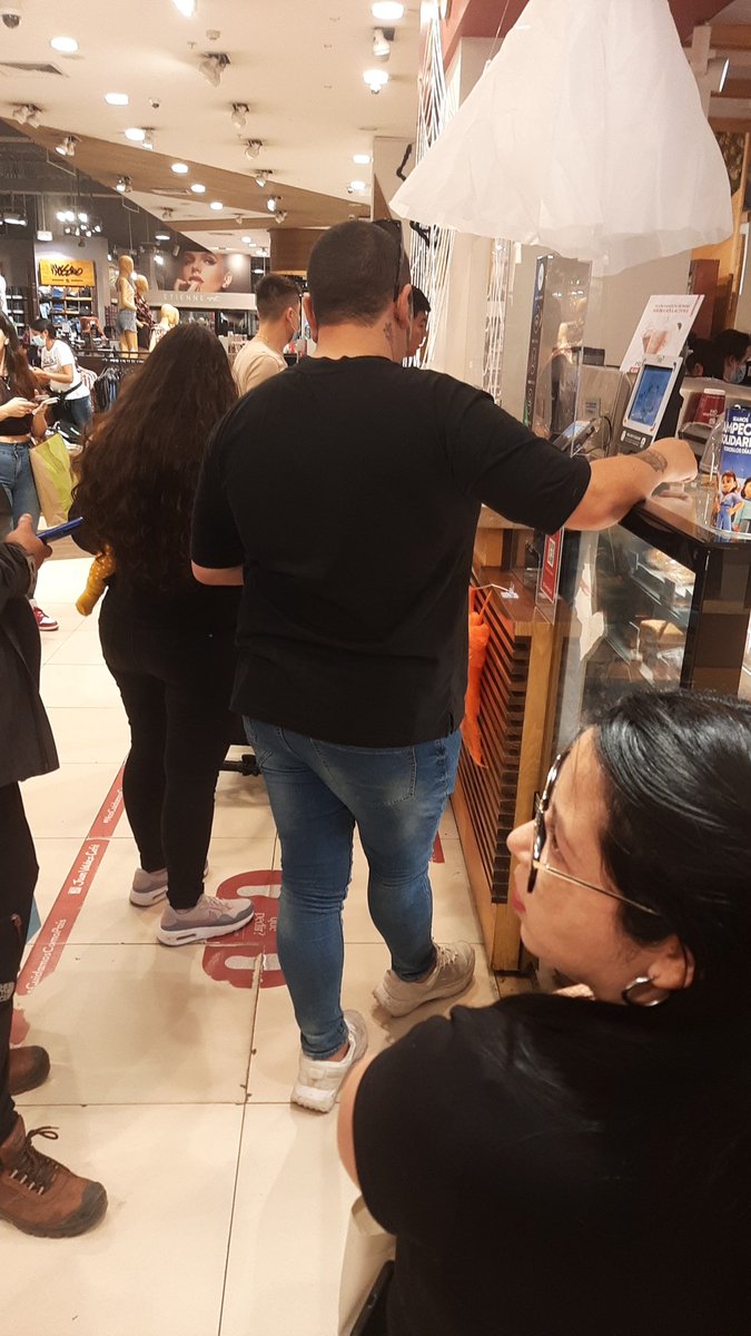 c4micanales's tweet photo. @JuanValdezCafe ojo con sus tiendas, fila llena en juan valdez de fallabella arauco maipu y no quieren atender https://t.co/eQXnp9NyAY