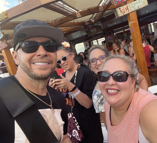 SarahTotans's tweet photo. @DonnieWahlberg Thank you for taking all of those pics! These are incredible memories! 😘 https://t.co/zsMAXXiCan