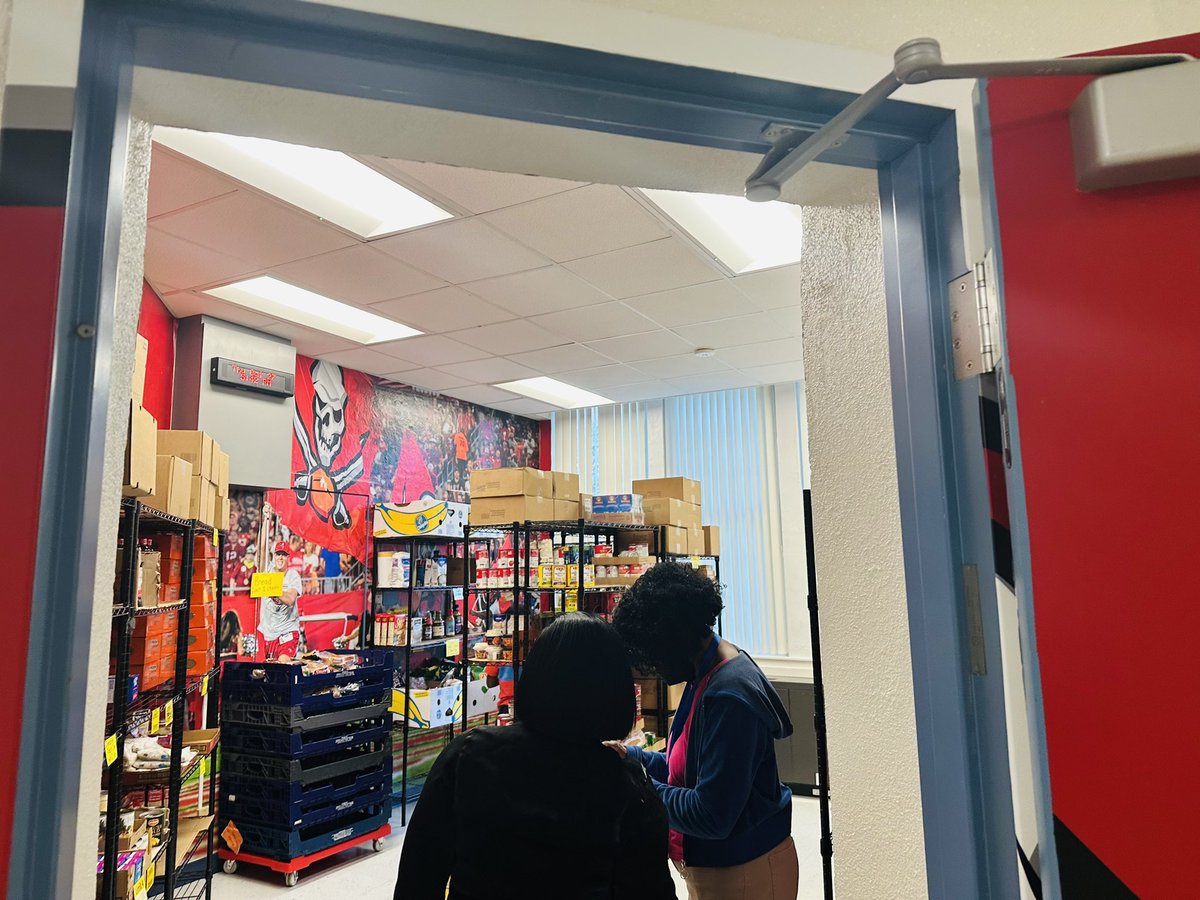 BrowardElem's tweet photo. Our Food Pantry was opened during Conference Night and full of shoppers!❤️@FeedingTampaBay @Community_Sch @HCPS_FACE @TransformHCPS @Mrsjp7 https://t.co/GGFYclBcZK