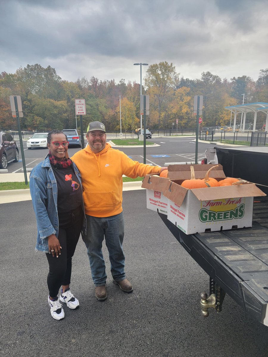 DeltaAdvocate23's tweet photo. Having great Community Partners is crucial when operating a mentoring program. Thank you to Commissioner @bj_bowling for dropping off pumpkins to our #SunflowerProject girls @StoddertCCPS today!! @NavarroSupt @mentormddc
#CommunityEngagement #AfterSchoolClub #somd https://t.co/KrEI1bDZ17
