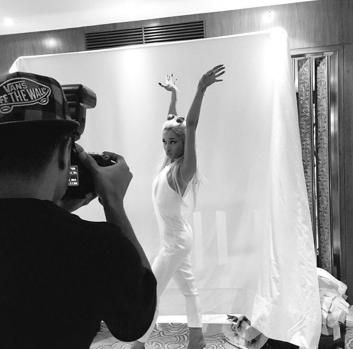 tbsagb's tweet image. ariana grande via instagram 7 years ago today, ‘repost ✨ @alfredoflores #FocusTonight shot in Jakarta hotel room ♡’ (29th october 2015)