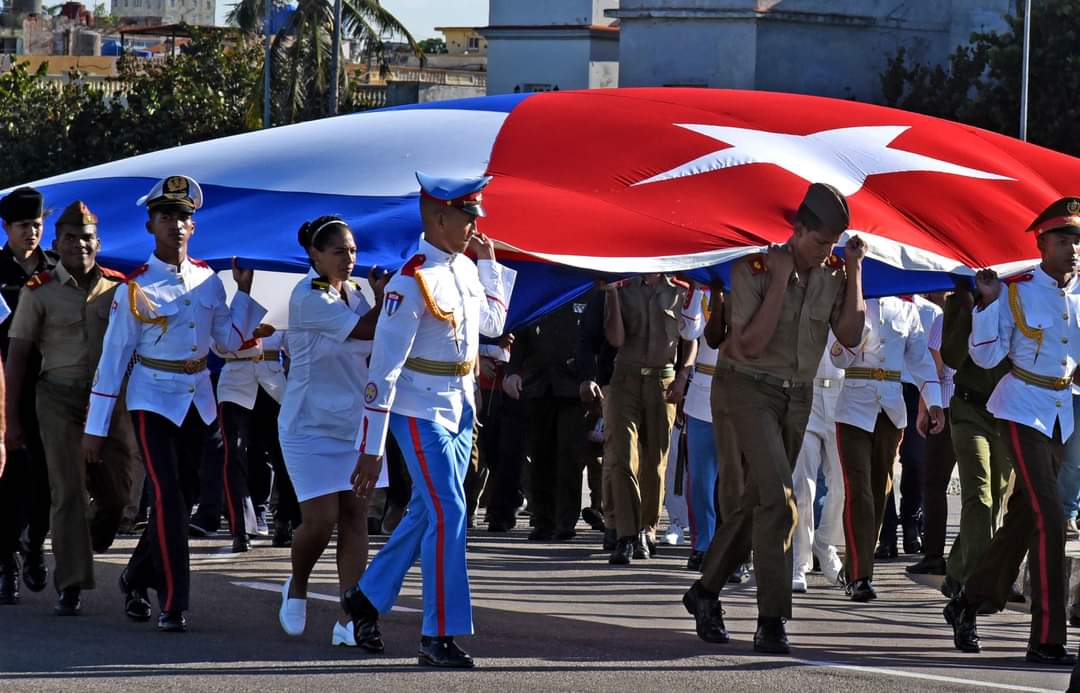 Junto al Presidente @DiazCanelB y más de 30 mil cubanos participamos en la tradicional peregrinación de homenaje a #CamiloVive en el aniversario 63 de su desaparición física. En el malecón habanero lanzamos flores al mar para recordar al Señor de la Vanguardia. #Cuba