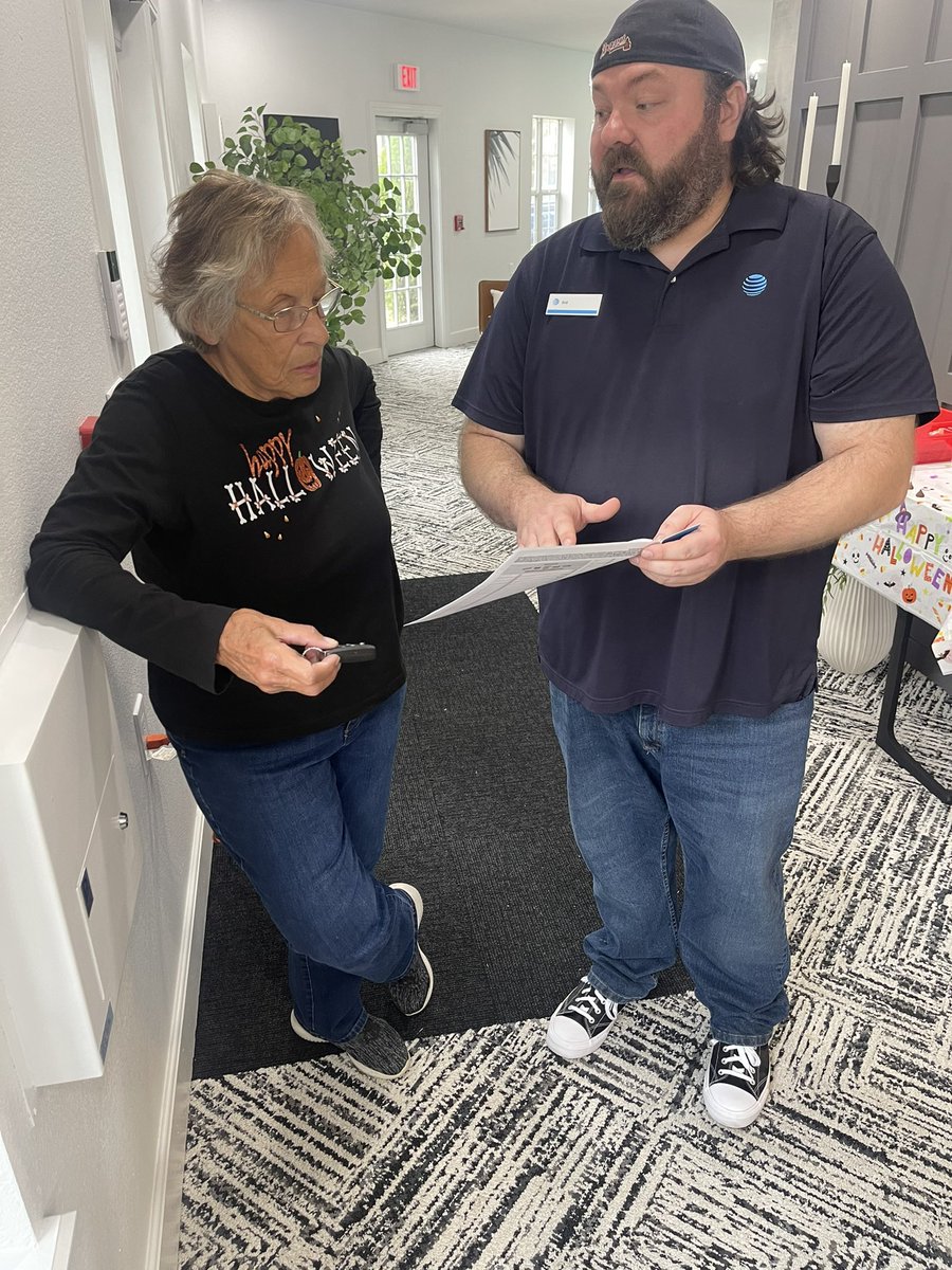 KAMO_Jax_Ark's tweet photo. Sid the Kid educating future customers on how efficient and easy DTV Stream is to use! https://t.co/MSOpjMi0jS