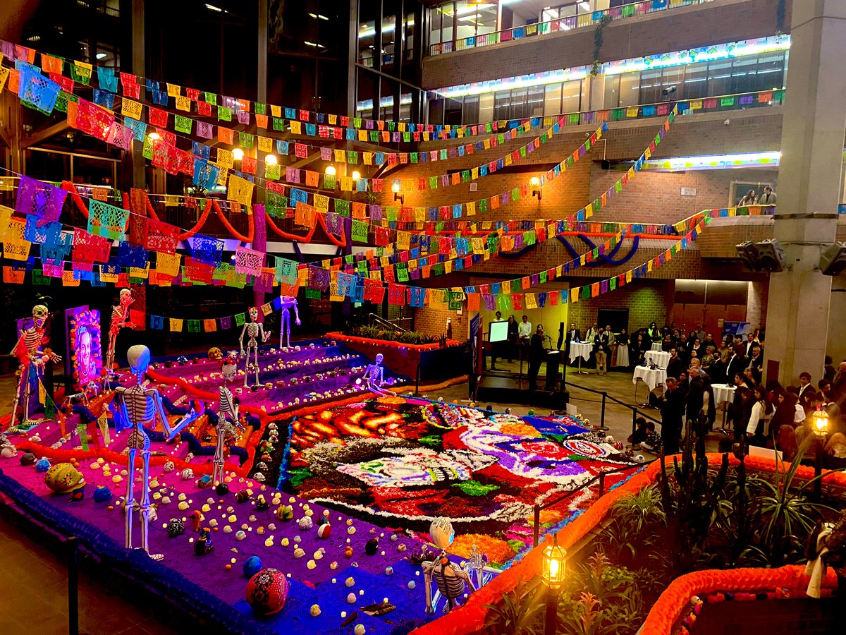 Celebremos nuestras tradiciones relativas al Día de Muertos. Alumnos de la Escuela Moderno Americana 🇲🇽 trabajaron en este impresionante diseño <a href="/UNAM_Canada/">UNAM CANADA</a>