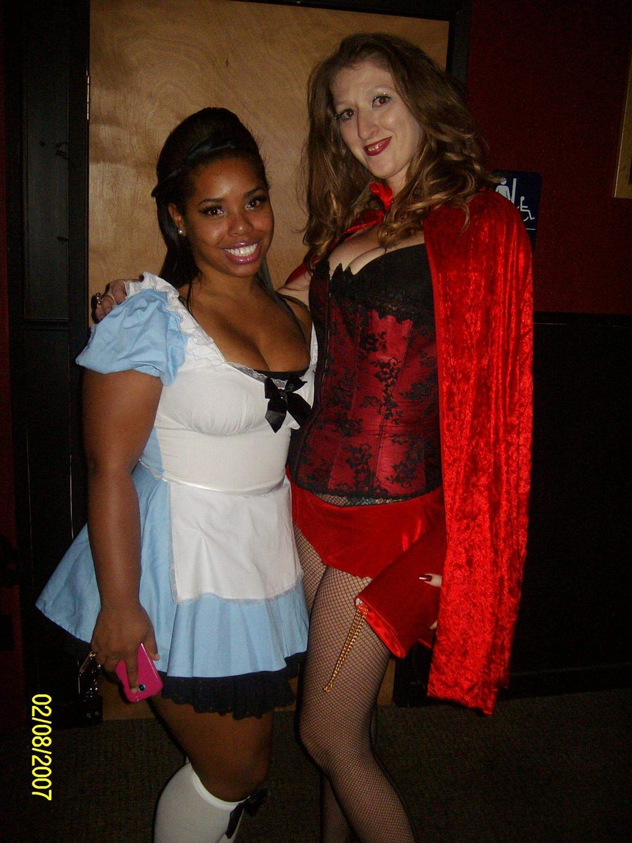 Carla_the_woman's tweet photo. Happy Halloween #Halloween #Halloweenflashback #friends #bestfriends https://t.co/ZOzImOeBHU