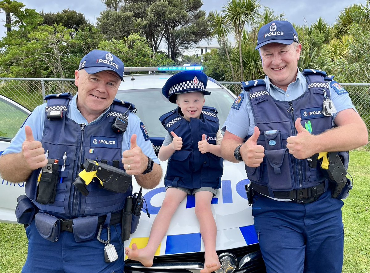 bryanandbobby's tweet photo. Always great to catch up with kids we see in the schools and in the community - Thanks B for having your photo taken with us at the gala day today ! #policing #communitypolicing #nzstyle #safercommuntiestogether #besafefeelsafe @nzpolice @thecoffeecop @OutOnPatrol @NHLFlames https://t.co/R3Qi7p57Gs