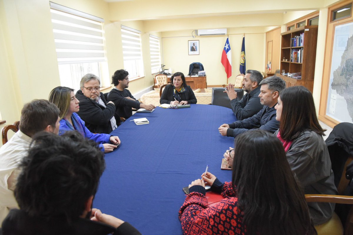 DPRLosRios's tweet photo. Delegada Presidencial @carlapenarios recibió el saludo protocolar de Apruebo Dignidad #LosRíos (@x_boric) a quienes invitó a seguir trabajando con la misma fuerza y compromiso en las grandes transformaciones que impulsa el Gobierno de Presidente @gabrielboric.

#Seguimos🌳 https://t.co/W4ZpgSpDoa