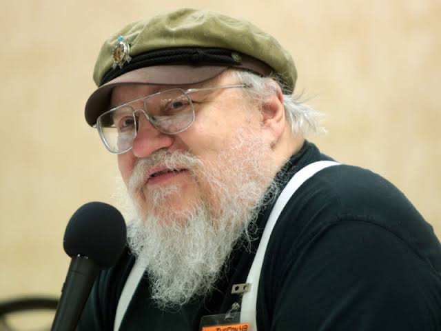 PortalASOIAF's tweet photo. George R. R. Martin falou sobre a  dificuldade das pessoas em aceitar personagens cinzas e suas falhas, respondeu se a dinastia Targaryen mereceu cair e brincou que viverá por 1.000 anos para terminar 'The Winds of Winter'.

- THREAD. 🧵 https://t.co/tiUXu2eIKo