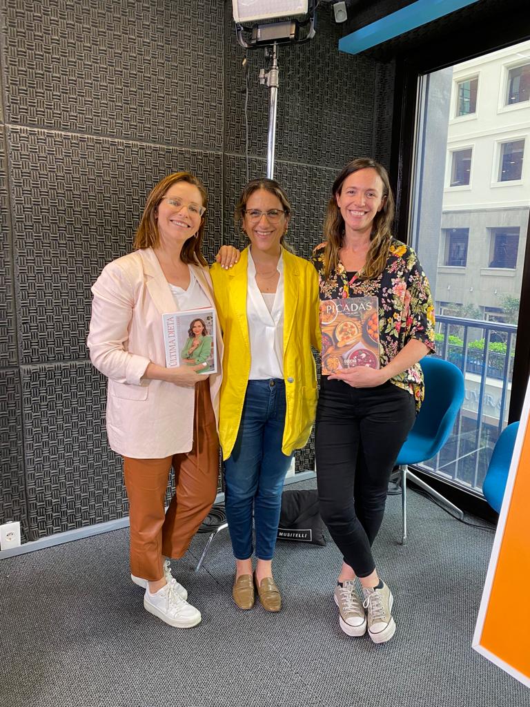📱🎧Hoy en #LaSobremesa hablamos sobre los libros dedicados a la gastronomía, ¡que cada vez son más! 

En estudios, <a href="/carinanovarese/">Carina Novarese</a> recibió a <a href="/lucianalasus/">Lic. Luciana Lasus</a> ("Tu última dieta") y a <a href="/inesmarracos/">Ines Marracos</a> ("Picadas")

👉enperspectiva.uy/en-perspectiva…