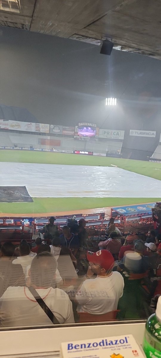 vallesgregorio's tweet photo. El juego entre @labarrabrava y @CardenalesDice comenzo a las 7pm
1 entrada completa
0-0
Llego la lluvia #7.29pm y se detienen las acciones.
#Lara #Beisbol #Bqto #Tuki #Soportala #Devuelvela #Partiendola @tuvozestereofm https://t.co/43Qa60K7mY