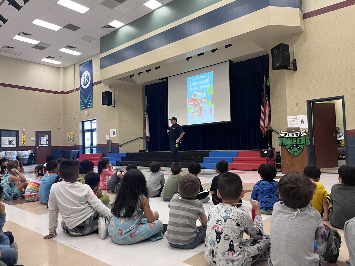 KinderAguirre's tweet image. What an AWESOME experience our @perezpioneers had today, Thank you @iona_cordero &amp;amp; @CityofMcAllen  for coming today! @PerezLibrary #ibyp #magicofmcallen @McAllenISD