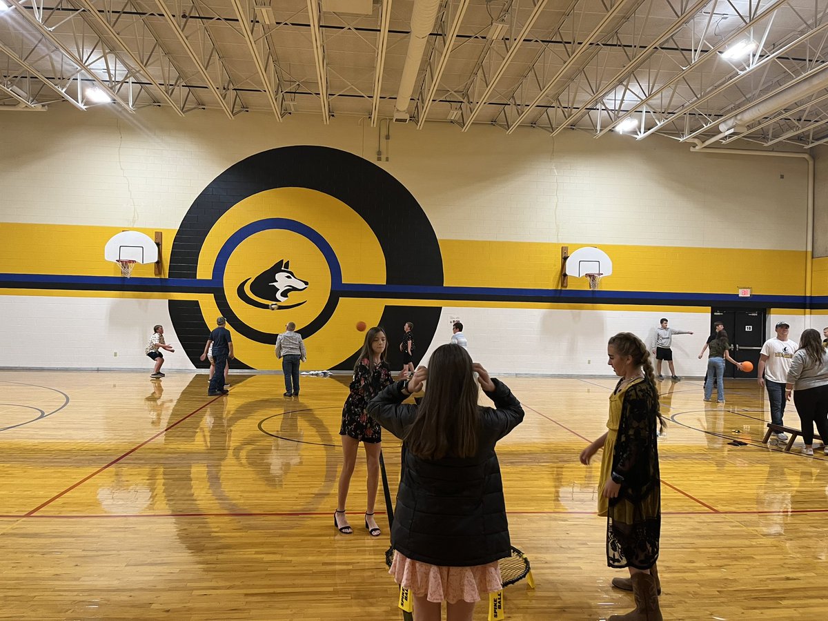 bschueth1's tweet photo. The middle school dance/game night is in full swing! Shoutout to the StuCo chaperones for helping us!!! #huskyfun @srchuskies https://t.co/XFjXTUCK5l