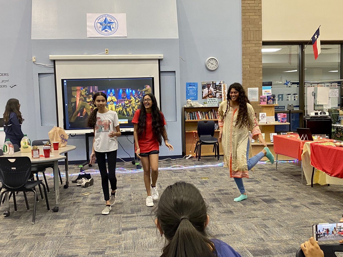 MarionB59629654's tweet photo. Celebrating Diwali with Book Club and Bollywood Club! Diyas, Rangoolis, dancing and food!#chslib #fbisd_libraries https://t.co/1v6YRJds1N