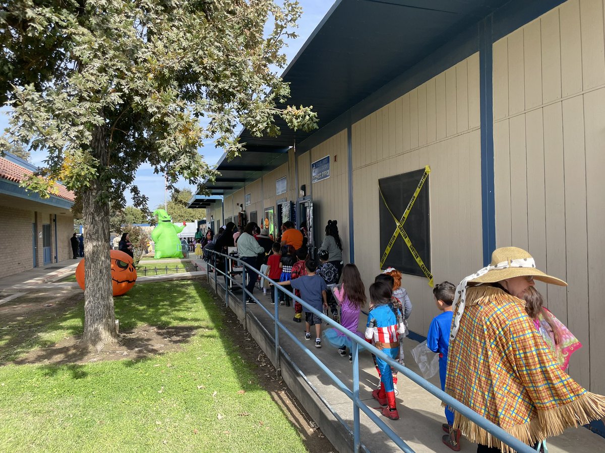 jojoreyes71's tweet photo. District Office Trick or Treat @ParlierUsd #ForTheKids https://t.co/IQZkbG6Qgi