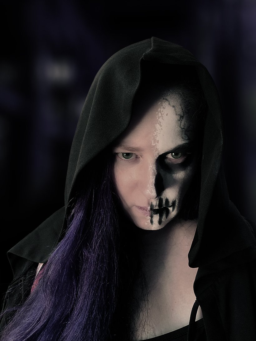 KwynMarie's tweet photo. #Halloween is a comin'! I'm a Ramiran Skull, a rebel who paints a half-skull on their face before doing dirty deeds  #amwritingfantasy #amwritingdarkfantasy https://t.co/KxDcQqfiAR
