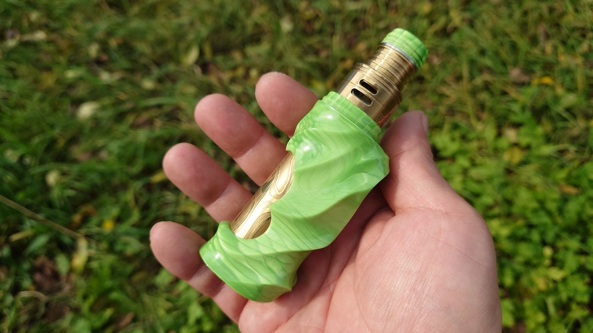 CebrjowHwScHCkj's tweet photo. 皆さんおはよっチェ😆👍今日も宜しくご安全に。🙇💦#LKC #JUMA Green Mamba NONAME MOD + #FuelV2 RDA😋💦#VAPE #vape好きな人と繋がりたい #VAPE好きと繋がりたい #VAPE初心者 #LovePinoyVapingGear #LowkeyCustoms #iamlowkeycustoms #MCV https://t.co/IOThPr6ukY
